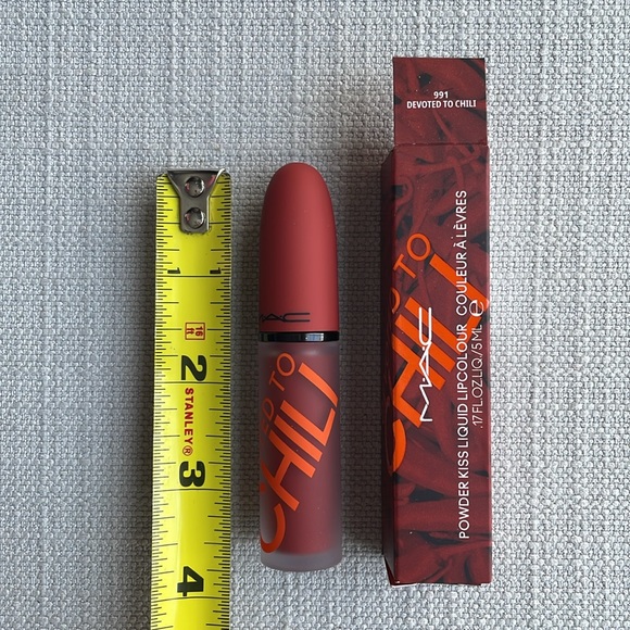 MAC Powder Kiss Liquid Lipcolour - devoted to chili - Picture 9 of 9